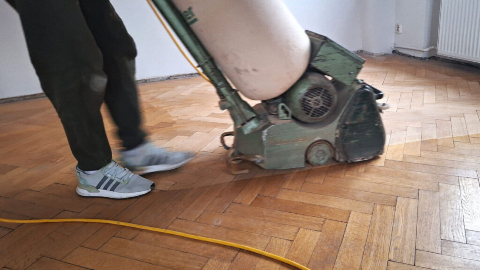 Jakie narzędzia wykorzystuje się do cyklinowania podłogi