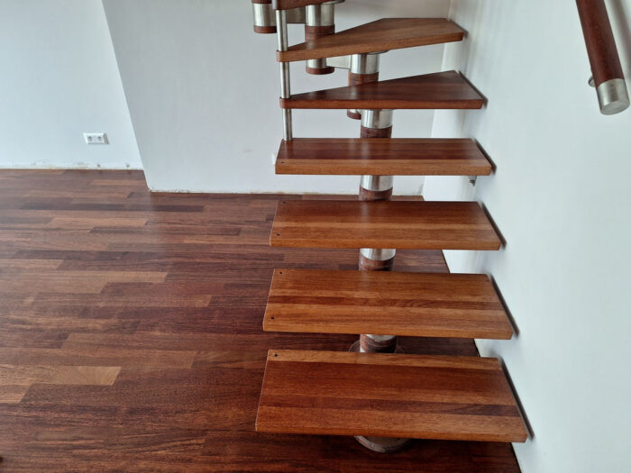 schody po cyklinowaniu i lakierowaniu